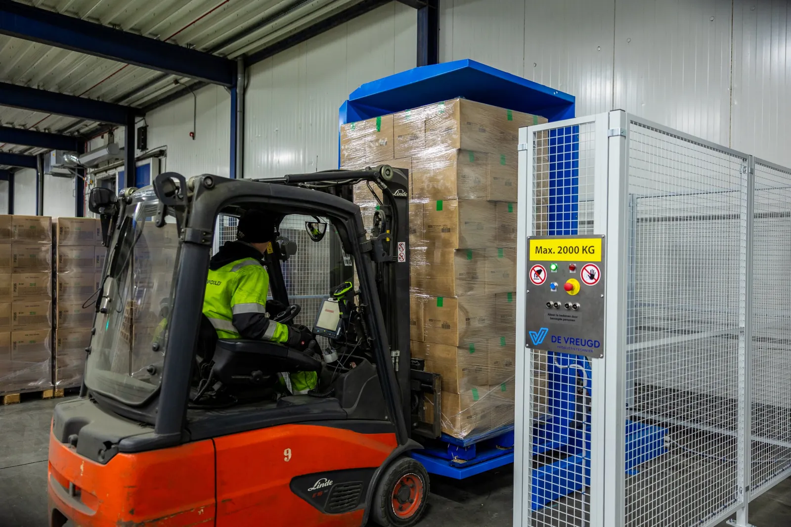 Pallet nel ribaltatore di pallet PalletRotator K11, il carrello elevatore appoggia il carico