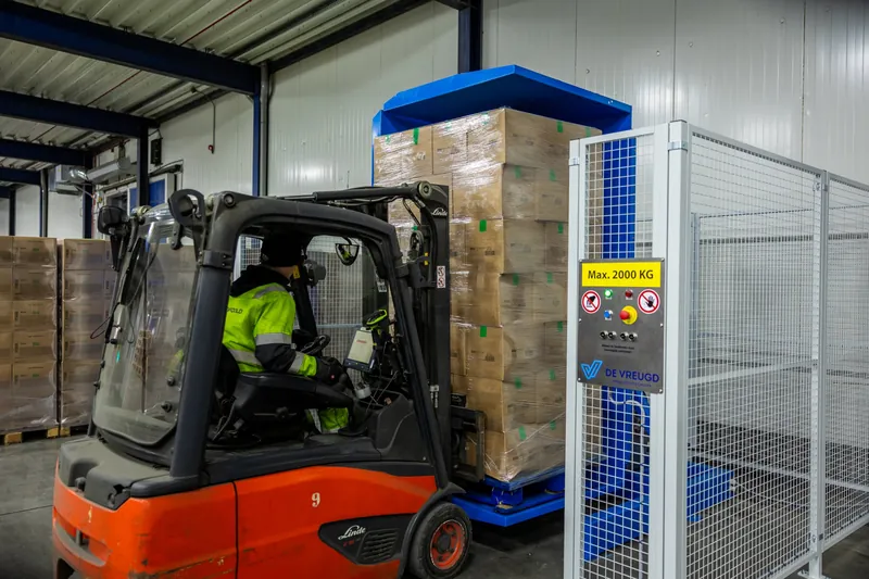 Il PalletRotator blocca un pallet completo per sostituire il pallet