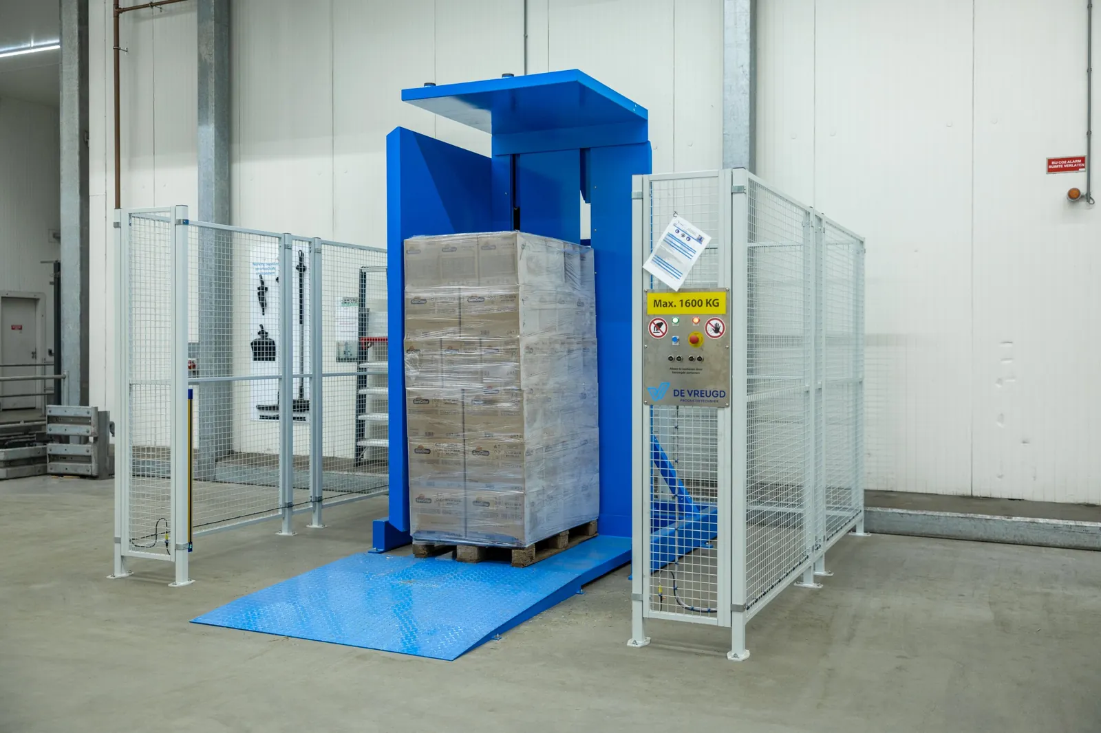 Pallet nel ribaltatore di pallet PalletRotator EPT, pronto per essere bloccato e ribaltato