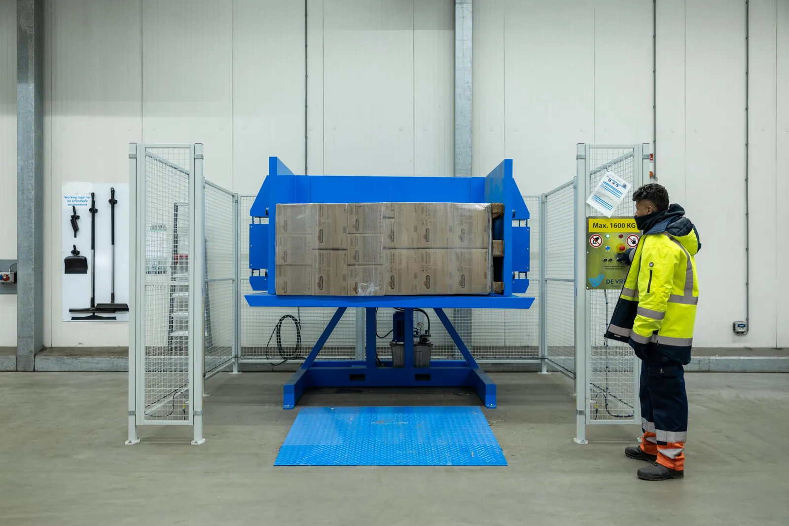 Ribaltatore di pallet PalletRotator EPT con pallet ribaltato e operatore al pannello di comando