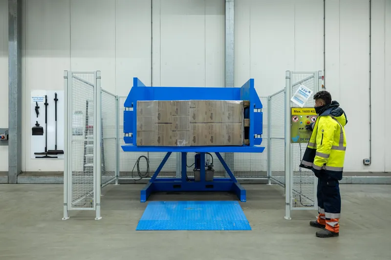 PalletRotator con pallet ribaltato in una cella frigorifera